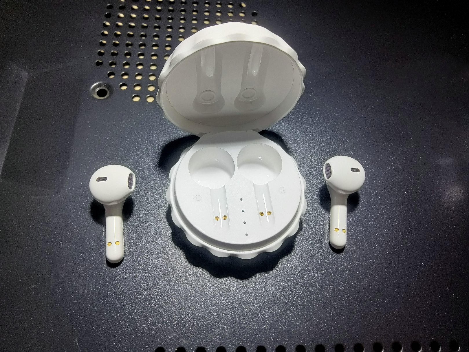 AUCHAPA — 形状像饮料盖的无线蓝牙耳机。促销礼品