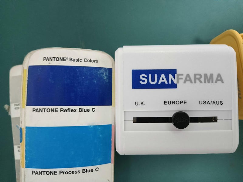 UNI-TRAVEL — ALL IN ONE: Includes the four most common global plug configurations and two ports.