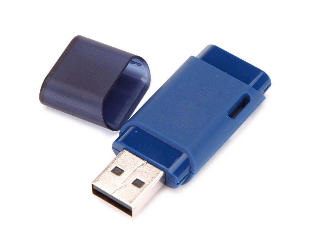 WGS-110 — 带盖且尺寸紧凑的塑料 USB 闪存驱动器。帽子固定在后面